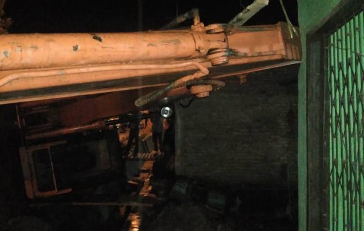 Tergelincir saat Diturunkan, Alat Berat Timpa Rumah, Mobil dan Sepeda Motor