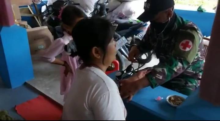 Satgas Yonif 642 Berikan Layanan Kesehatan kepada Warga Perbatasan