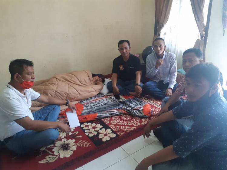Ketua Pewarta Santuni Istri Wartawan yang Sakit di Patumbak