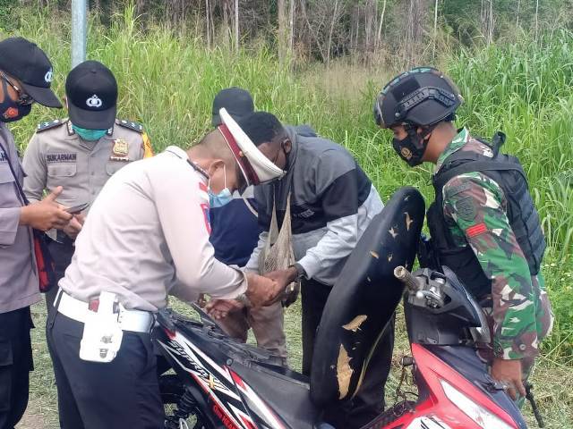 Sinergitas TNI-Polri di Perbatasan RI-PNG, Satgas Yonif MR 413 Kostrad Gelar Razia Gabungan