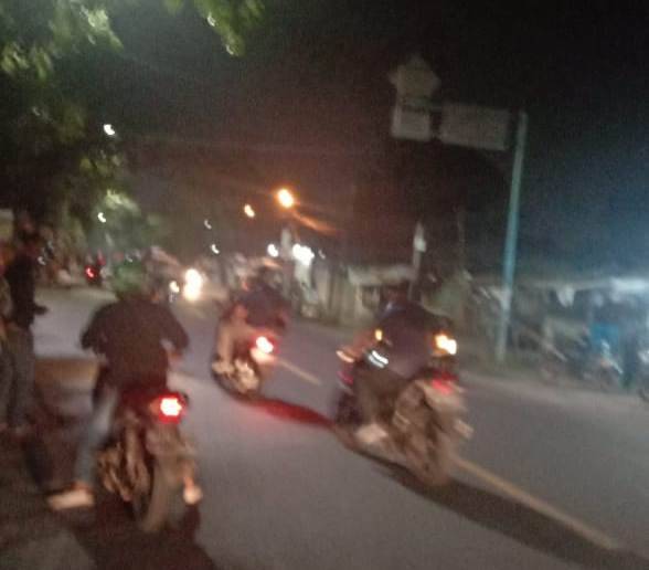 Ratusan Geng Motor Buat Onar di Titi Sewa Jalan Letsu, Satu Unit Motor Milik Warga Dibakar