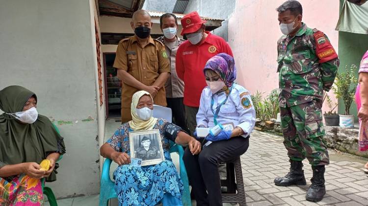 Momentum Hari Pahlawan, Kabinda Sumut Vaksin Veteran di Medan