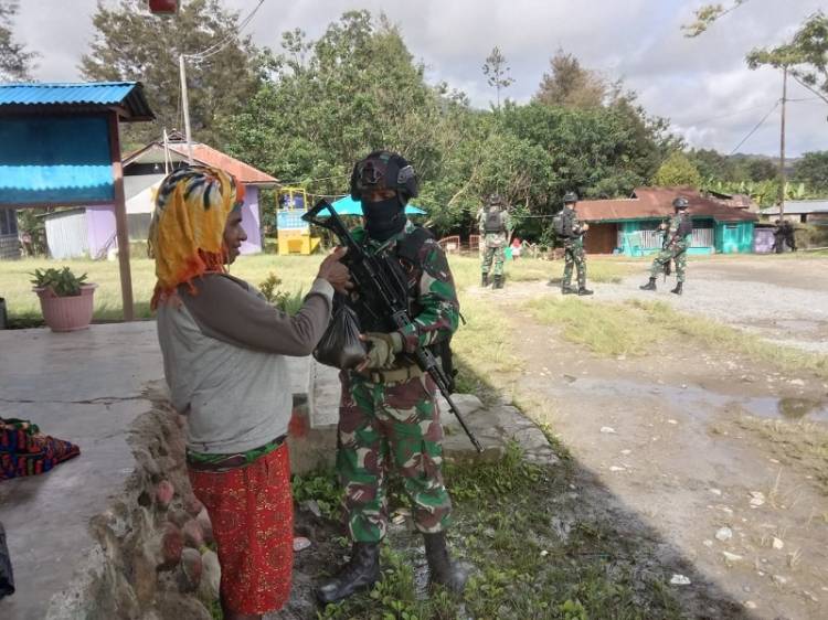 Satgas Pamrahwan Yonif RK 751/VJS Laksanakan Patroli Simpatik di Distrik Walesi