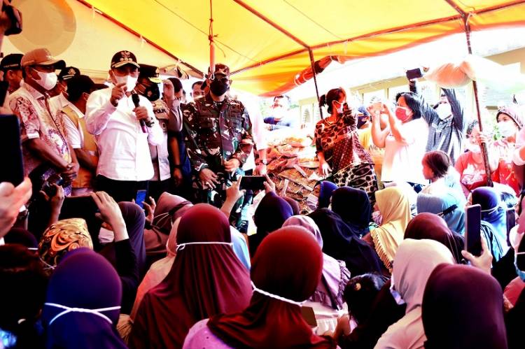 Tinjau Pengungsi dan Kawasan Banjir di Sergai, Gubernur Harapkan Masyarakat Kooperatif untuk Peningkatan Kapasitas Tanggul Sungai