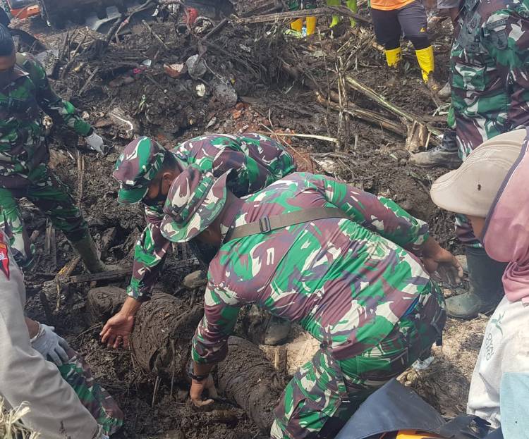  TNI Temukan Satu Lagi Korban Banjir Bandang