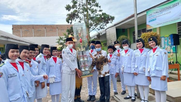 Jadi Juara di KIPAS 9, Pakibra MTs Negeri Karo Persembahkan Piala Kemenangan