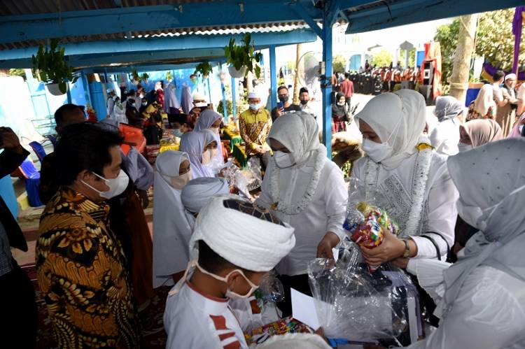 Nawal Lubis Berikan Bantuan Perlengkapan Sekolah untuk Anak Panti Asuhan di Padangsidimpuan