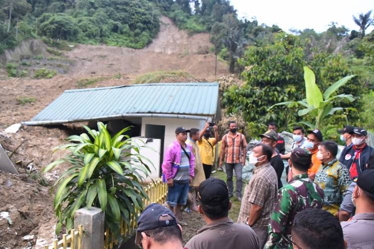 Bupati Deli Serdang Beri Perhatian untuk Korban Longsor di Desa Rumah Kinangkung Sibolangit