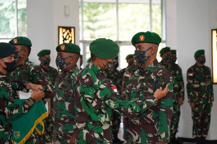 Pangdam XVII/Cenderawasih Berikan Penghargaan Kasad kepada 5 Prajurit Berprestasi