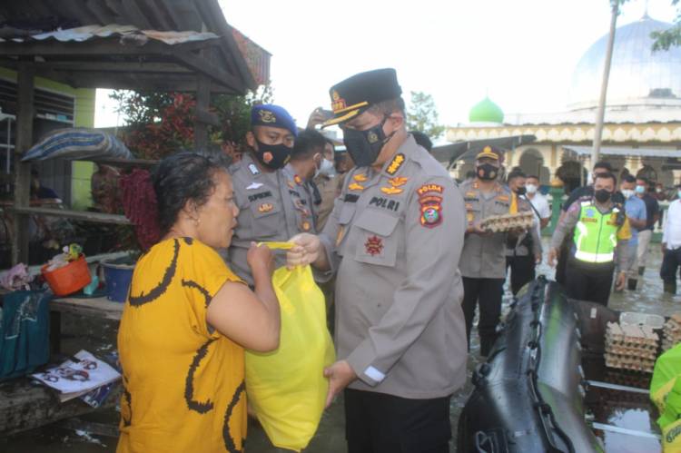 Irwasda Polda Sumut Berikan Bantuan Sembako kepada Korban Banjir di Sergai