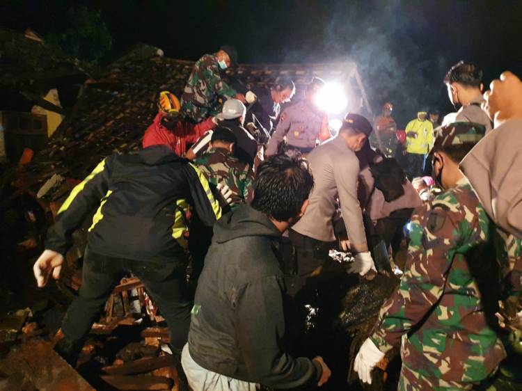TNI Berjibaku Cari Korban Banjir Bandang di Kota Batu