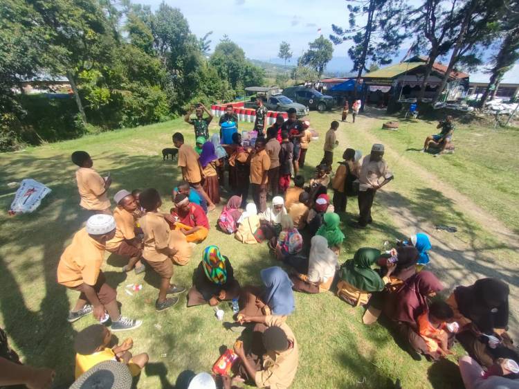 Meriahkan Hari Pahlawan, Satgas Yonif RK 751/VJS Adakan Olahraga Bersama Dengan Para Guru Dan Masyarakat