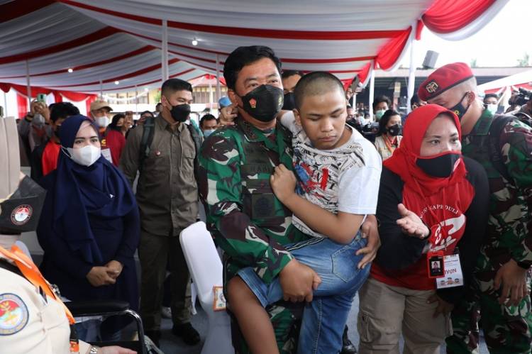 Panglima TNI Bersama Kapolri Berikan Dukungan Psikososial Bagi Anak-Anak Terdampak Covid-19