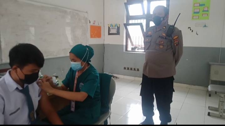 Polsek Medan Baru Gelar Vaksinasi Pelajar Tahap II di SMA Negeri 4 Medan
