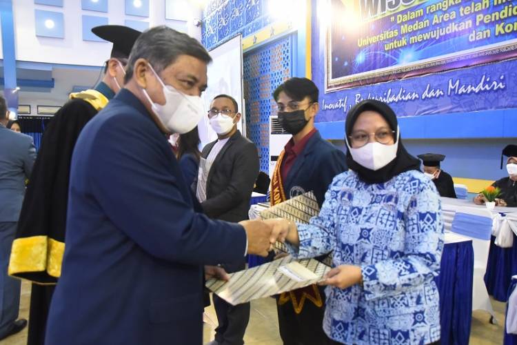 Wakil Bupati Deli Serdang Hadiri Wisuda UMA Periode II 2021