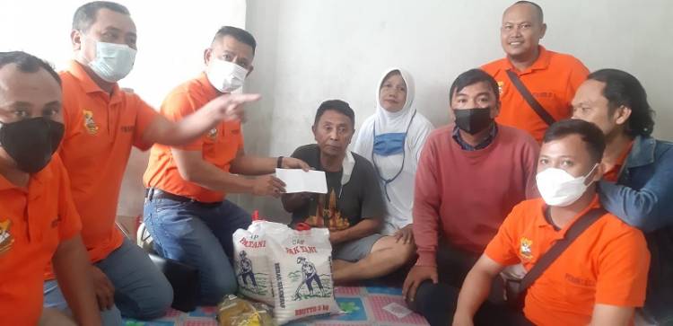 Ketua Pewarta Jenguk dan Bantu Ismugiman Anggota PWI Sumut yang Terkena Stroke