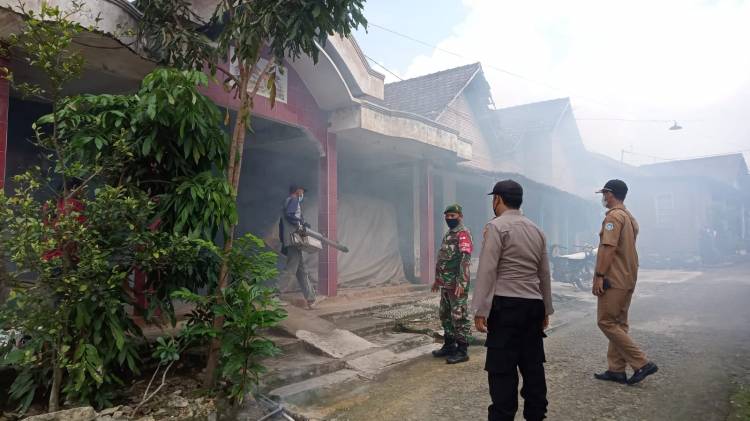 Cegah DBD, Babinsa Bersama Warga Gencarkan Fogging