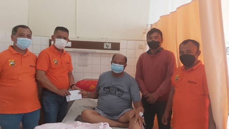 Chairum Lubis Jenguk Kasi Humas Polsek Medan Area di RS Methodist