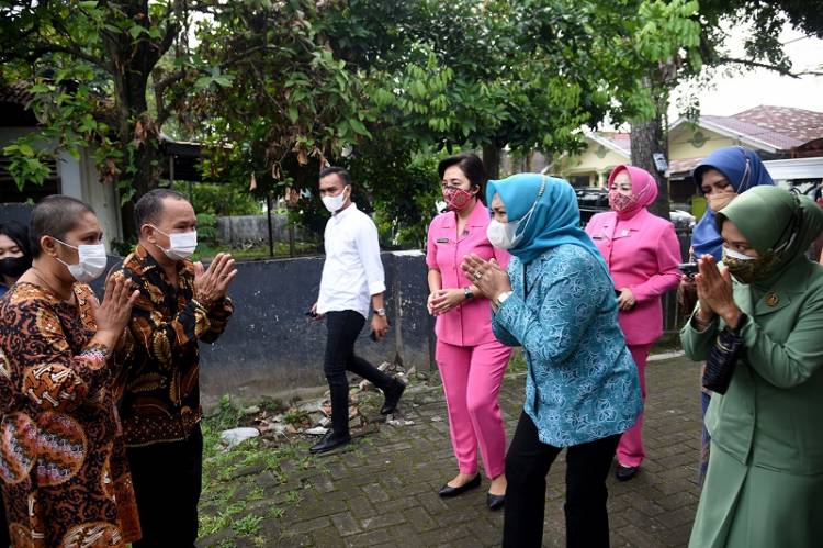 Peringati Hari Pahlawan, Nawal Lubis Serahkan Bantuan kepada Keluarga Pejuang dan Panti Asuhan di Medan