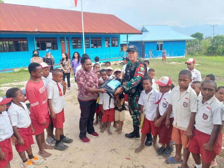 Ringankan Beban Orangtua dan Tingkatkan Motivasi Belajar Murid, Satgas Yonif 751/VJS Bagikan Tas Sekolah dan Alat Tulis