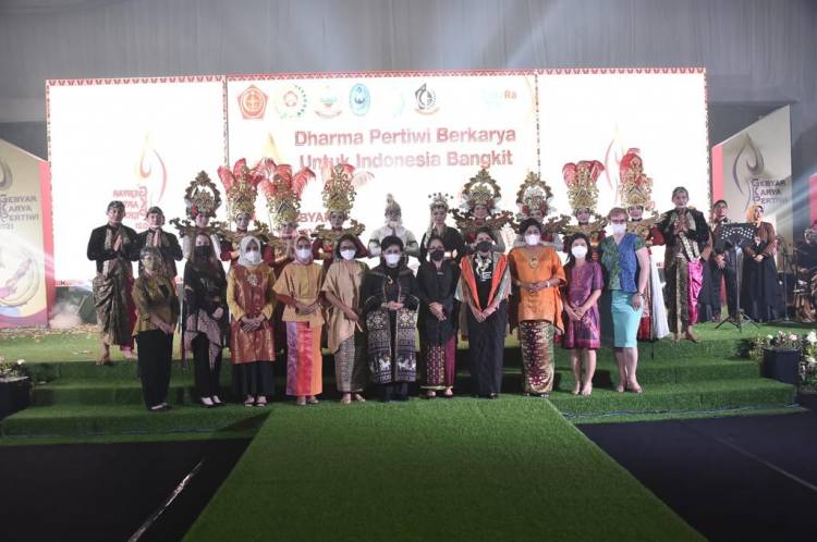 Ny Nanny Hadi Tjahjanto: Gebyar Karya Pertiwi Wujud Perhatian Dharma Pertiwi Melestarikan Kerajinan Nusantara