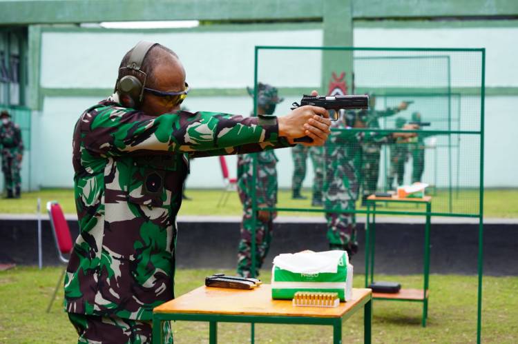 Pelihara Kemampuan, Pangdam XVII/Cenderawasih Laksanakan Latihan Menembak Bersama Panglima Divisi 2/Kostrad dan Pejabat Kodam  