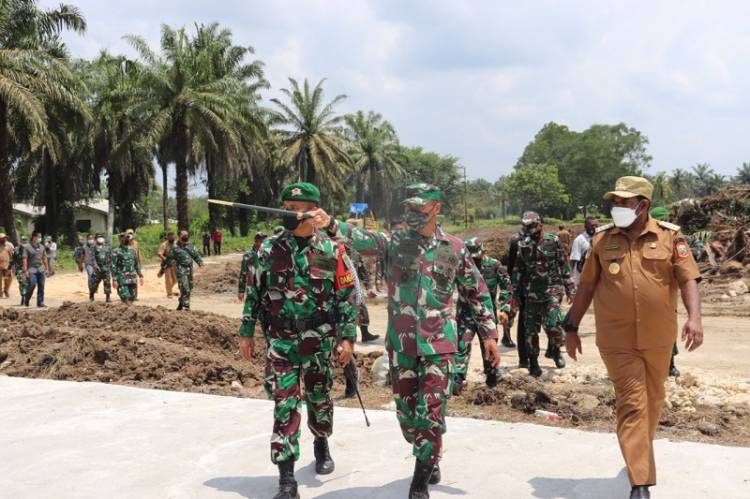 Cek Persiapan, Pangdam XVII/Cenderawasih Kunjungi Lahan Jagung di Kabupaten Keerom