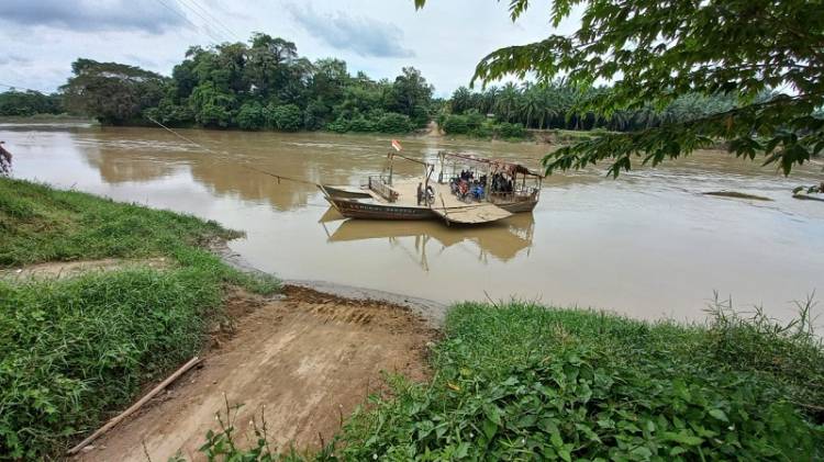 BIN Sumut Naik Getek Seberangi Sungai untuk 2.000 Warga yang Belum Tersentuh Vaksin di Langkat