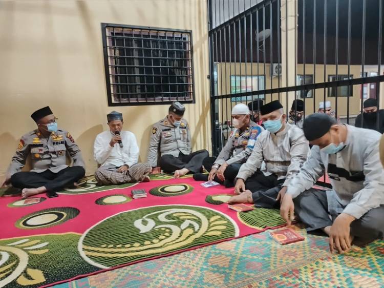 Terciptanya Situasi Kamtibmas Aman dan Kondusif, Kapolsekta Kota Pinang Gelar Binrohtal dan Doa Bersama Tahanan
