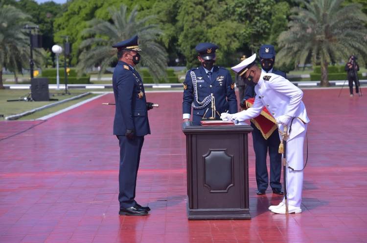 Panglima TNI Lantik 122 Prawira Prajurit Karier Khusus Nakes di Mabes Cilangkap