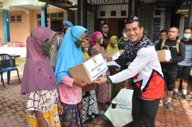 Pangdam Bagikan Puluhan Paket Sembako