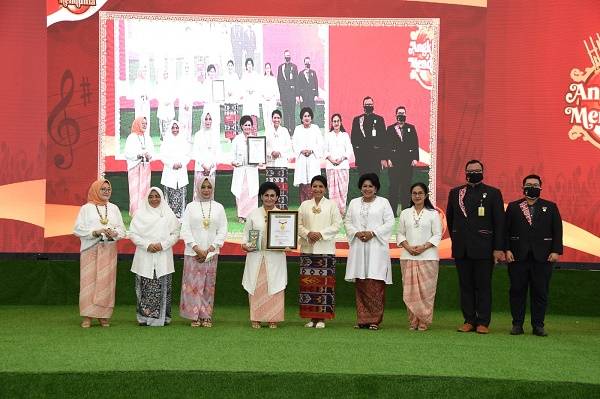 Angklung Mendunia Pecahkan Rekor MURI