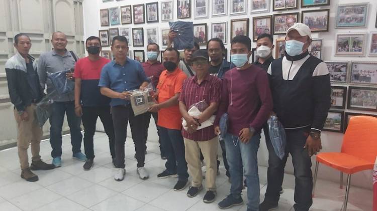 Berkeliling Pulau Jawa, Ketua Pewarta Berikan Oleh-oleh kepada Pengurus dan Anggota