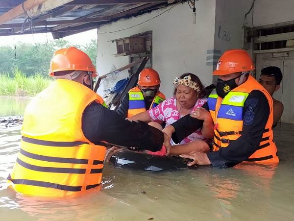 Banjir di Jalan Lintas Medan-Tanjung Morawa Banjir, Brimob Poldasu Lakukan Evakuasi Korban