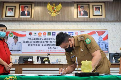 Bobby Nasution Tandatangani Berita Acara Serah Terima Bantuan Keuangan Partai Politik