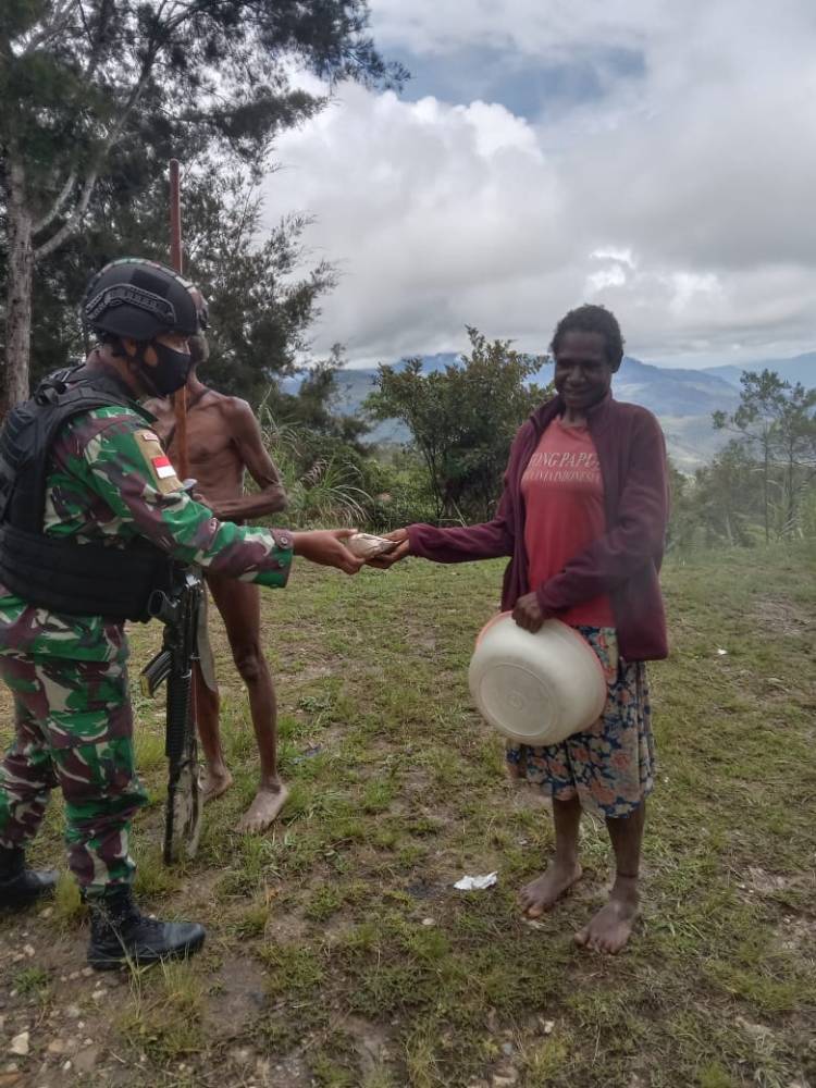 Jaga Stabilitas Keamanan Wilayah Penugasan, Satgas Yonif RK 751/VJS Gelar Patroli Simpatik