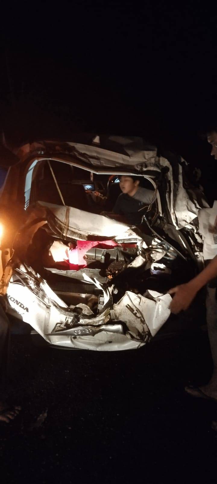 Dihantam Pohon Tumbang, Mobil HRV Ringsek di Tikungan Tirtanadi 