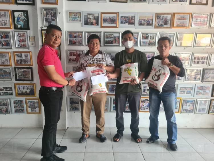 Ketua Pewarta Bantu Warga yang Kemalangan
