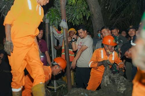 Antisipasi Banjir, Walikota Medan Tinjau Pemasangan Tanggul Sementara di Taman Maharani