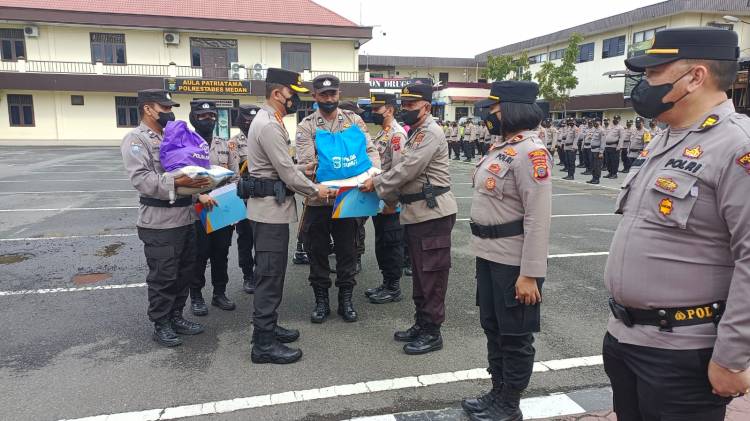 Kapolrestabes Medan Salurkan Bantuan Sembako kepada Warga Kurang Mampu di Medan 