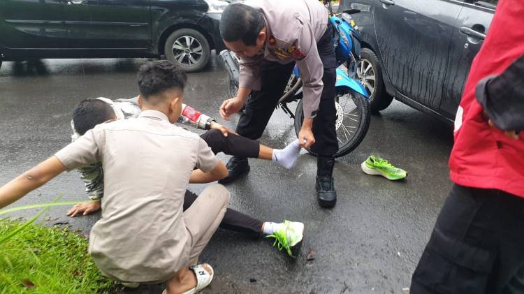 Saat Melakukan Patroli Anggota di  lapangan, Kasat Samapta Polrestabes Medan Bantu Anak Sekolah Alami Lakalantas 