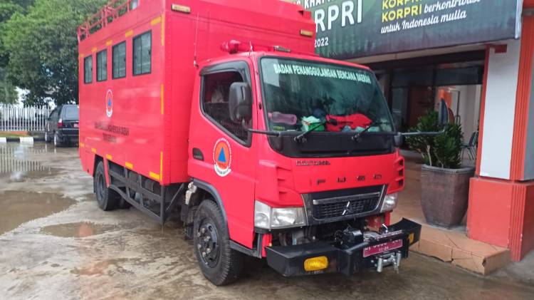  BPBD Provinsi Sumbar Kirimkan 1,3 Ton Paket Rendang untuk Cianjur
