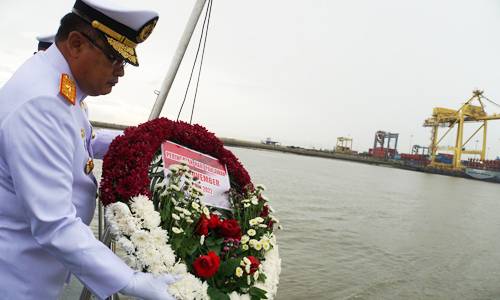 Danlantamal I Belawan Pimpin Doa Bersama dan Tabur Bunga di Laut