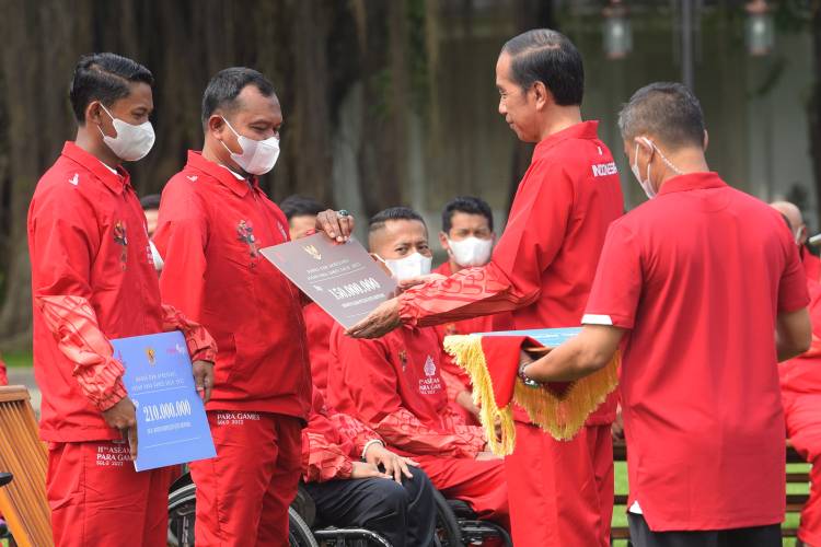 Presiden Jokowi Serahkan Bonus Bagi Atlet ASEAN Paragames XI 2022