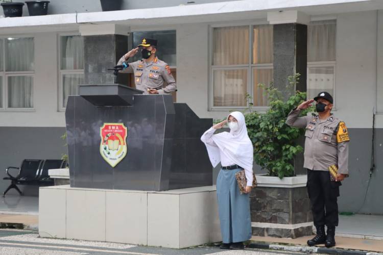 Jadi Pembina Upacara di SMAN 1 Medan, Kapolrestabes: Hindari Kenakalan Remaja dan Tawuran