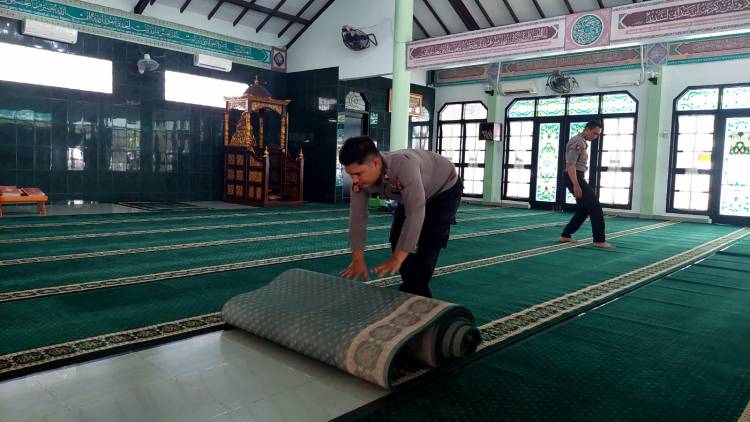 Jumat Barokah, Wakasat Samapta Polrestabes Medan Pimpin Bakti Bersihkan Masjid Ashfiyah Medan