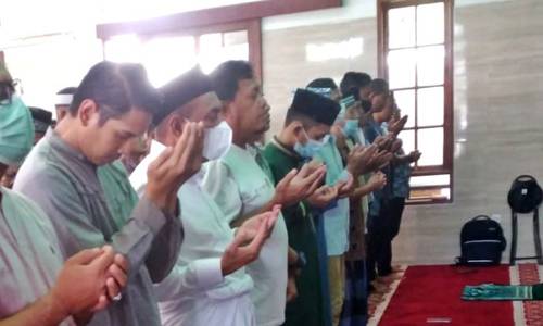 Gubernur Sumut Bersama Ratusan Jemaah Salat Ghaib Bencana Cianjur