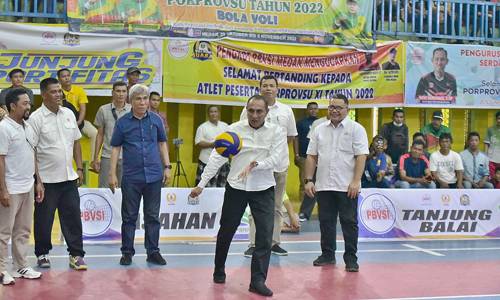 Tinjau Laga Final Bola Voli Porprov Sumut 2022, Edy Rahmayadi Optimis Olahraga Ini Akan Semakin Maju
