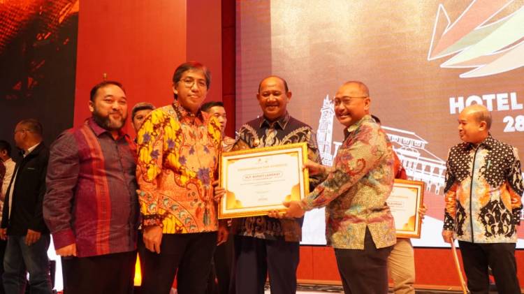 Plt Bupati Langkat Terima Penghargaan Penghasil Migas dari SKK Migas Sumbagut
