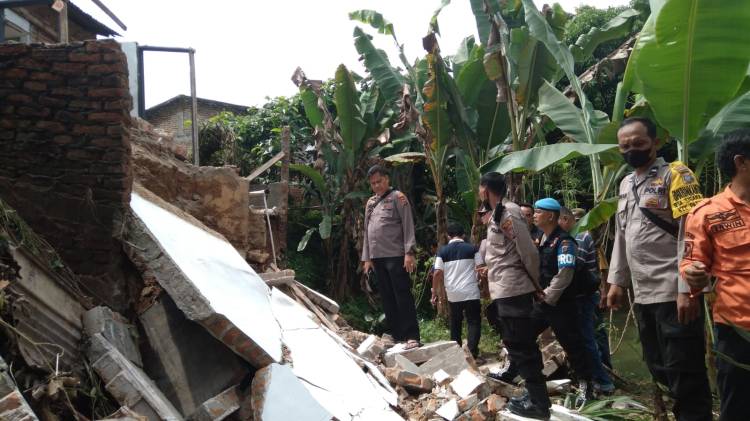 Dua Warga di Patumbak Terluka Tertimpa Rumah Rubuh